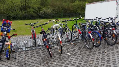 Neupositionierung der Fahrradständer im Bergdorf