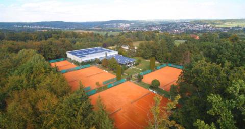 Tennisanlage mit 8 Außen- und 2 Hallencourts