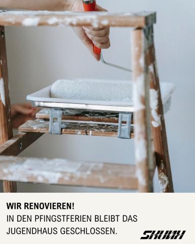 Handwerksleiter mit weißer Farbe, Hände halten eine Farbwanne und eine Farbrolle vor einer hellen Wand. Darunter der Text: "Wir renovieren! In den Pfingstferien bleibt das Jugendhaus geschlossen." und das Logo mit dem Schriftzug "SKUNK".