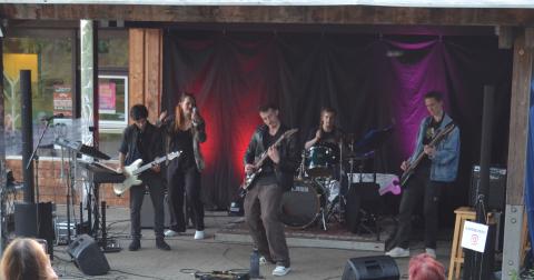Foto einer Band auf einer Bühne