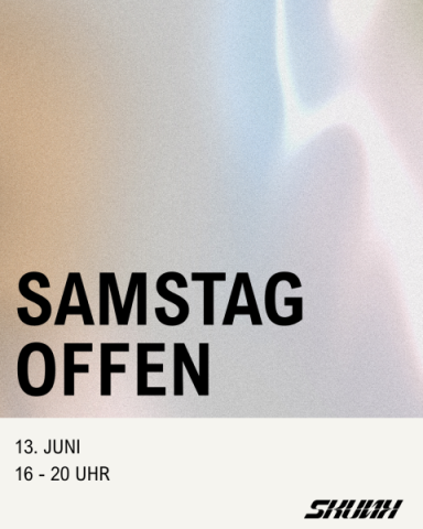 Schriftzug "SAMSTAG OFFEN" und "13. Juni, 16 - 20 Uhr" sowie Logo Schriftzug "SKUNK" auf buntem, schimmerndem Farbverlauf und beigem Streifen.