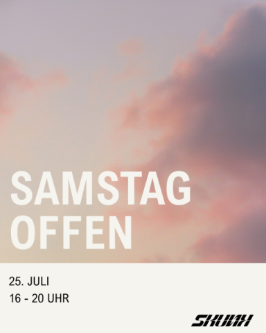Schrift "Samstag offen" vor dem Bild von Himmel bei Sonnenuntergang mit violetten/orangenen Wolken. Darunter der Text "25. Juli, 16 - 20 Uhr" und das Logo mit dem Schriftzug "SKUNK"