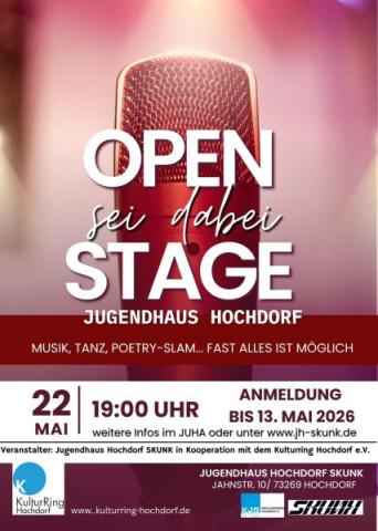 Flyer mit dem Titel "OPEN STAGE" und "sei dabei" zentral vor einer Nahaufnahme eines Mikrofons im Bühnenlicht in dunkelröten Tönen. 